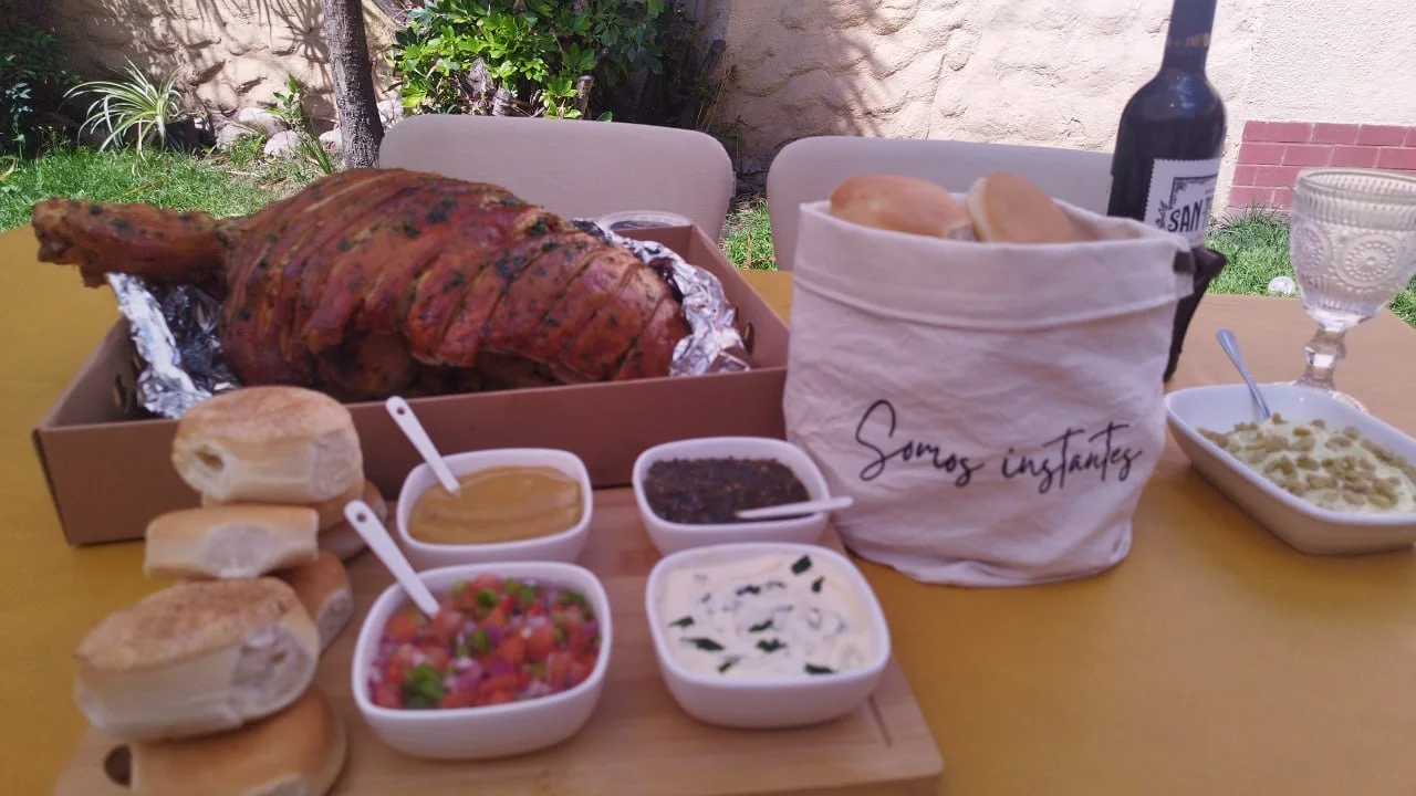 Pernil de cerdo cocido a fuego lento para 30 personas, servido con figazzas artesanales y salsas gourmet