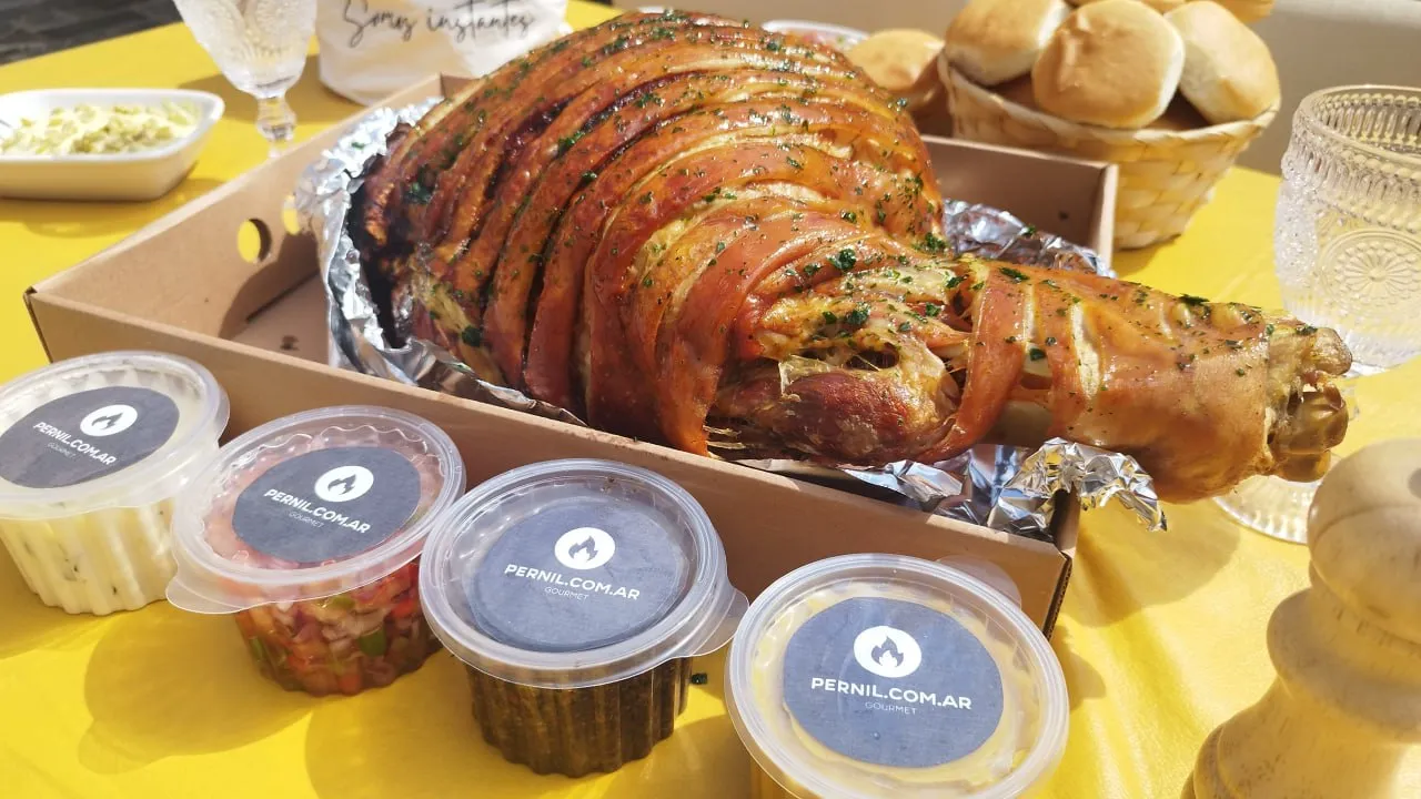 Pernil de cerdo cocido a fuego lento para 20 personas, servido con figazzas artesanales y salsas gourmet