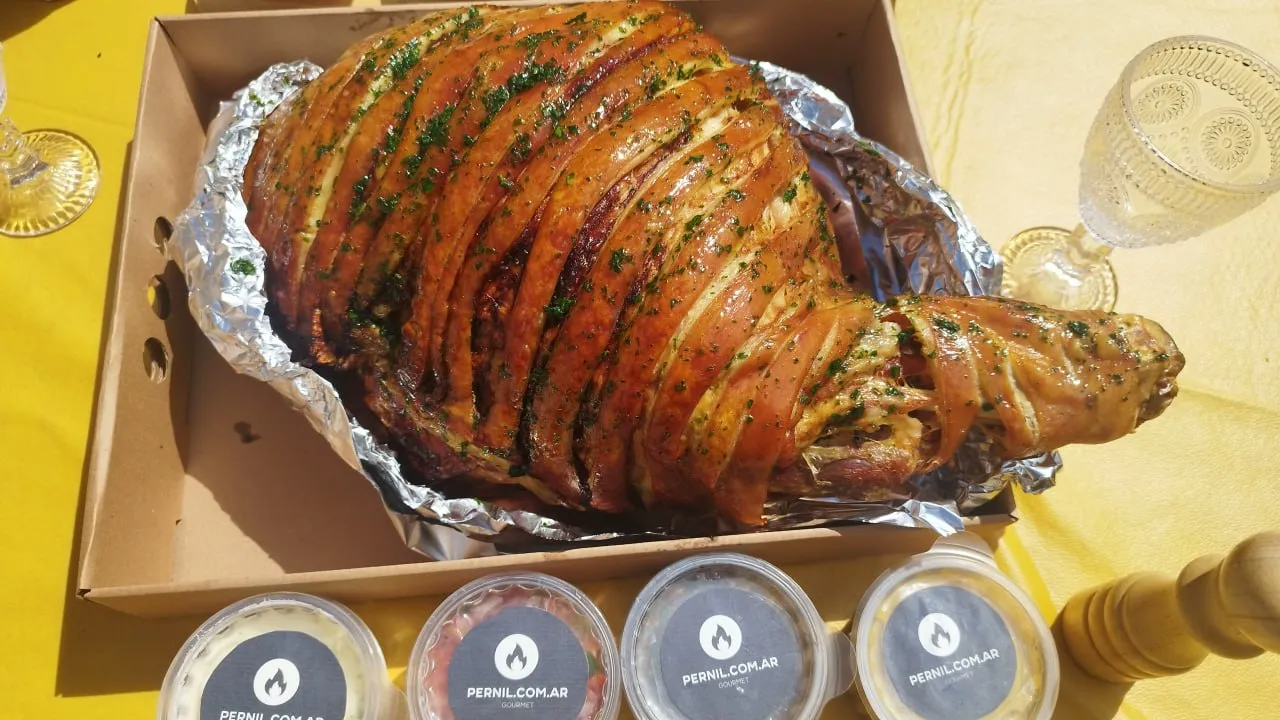 Pernil de cerdo cocido a fuego lento para 10 personas, servido con figazzas artesanales y salsas gourmet